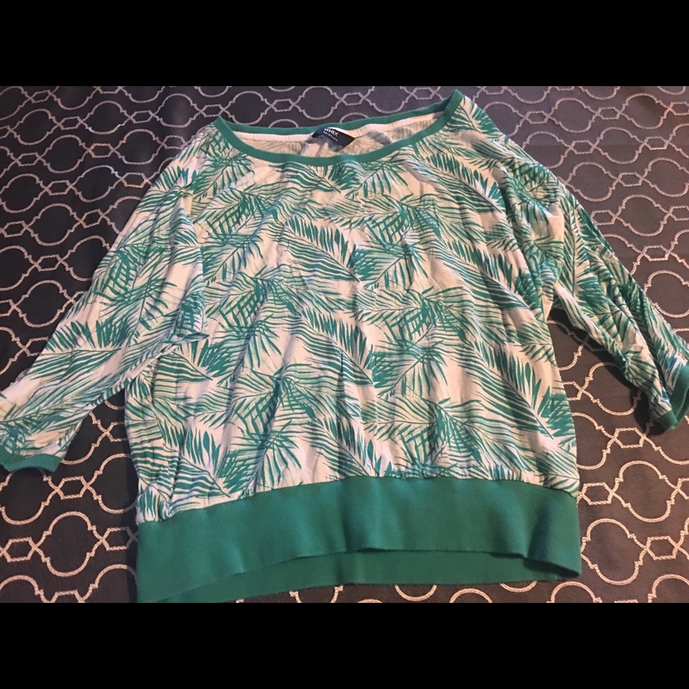 Green three quarter sleeve top